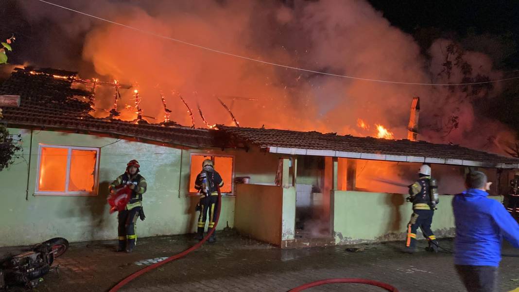 Kocaeli'de ‘pes’ dedirten olay: Alkol alıp, annesi de içerideyken evi ateşe verdi 5